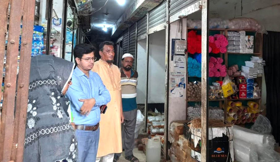 কচুয়ায় নিষিদ্ধ পলিথিন রাখায় ৩ দোকানীকে জরিমানা